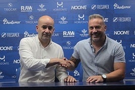 Pedro Arboleya, director general del Real Avilés, estrecha la mano de Iván González, su sucesor en el banquillo del femenino.