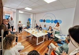 La directora de la oficina de Randstad en Avilés, Jezabel López, charla con los asistentes a la jornada.