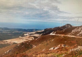 A la derecha, el parque eólico del pico de Los Carbayois, que con la decisión de la Consejería de Ordenación del Territorio quedará íntegramente dentro del límite municipal de Navia.