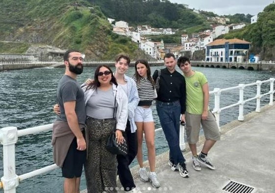 Parte del elenco de 'Mariliendre', con Yenesi en el centro, visitando Cudillero.