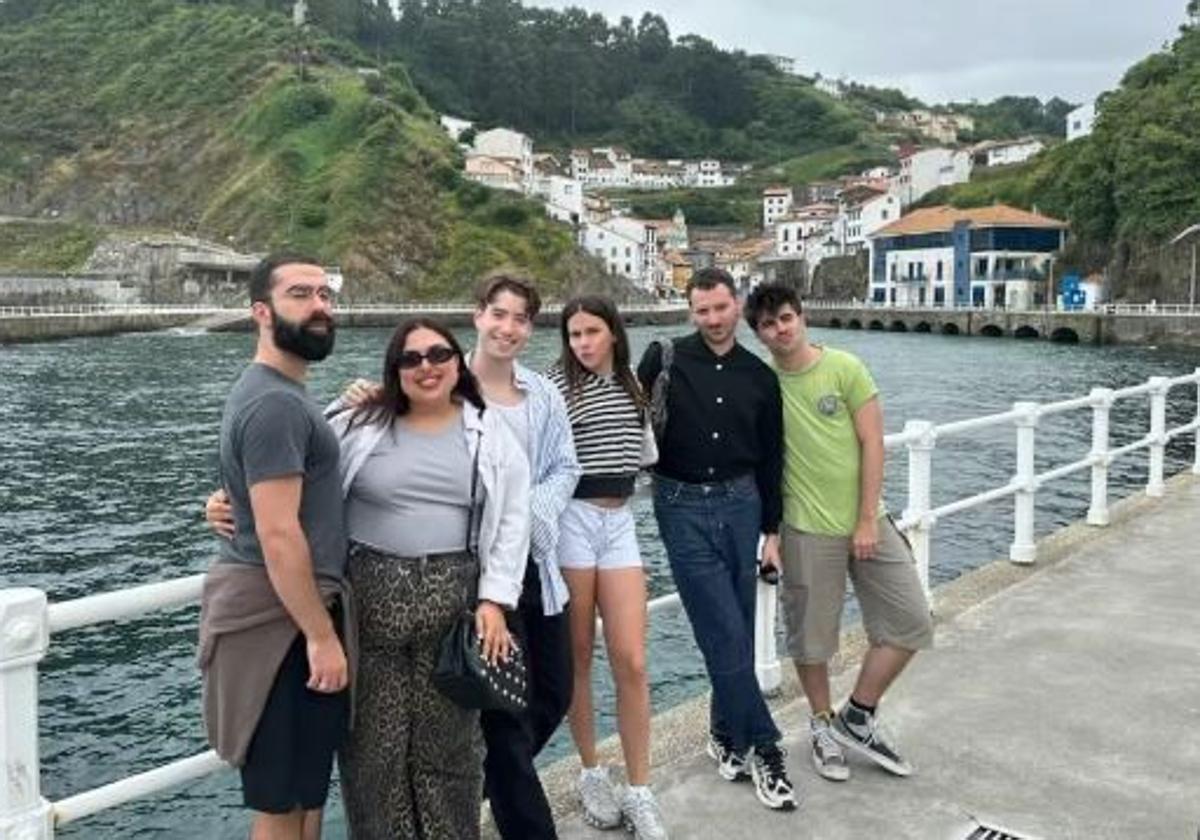 Parte del elenco de 'Mariliendre', con Yenesi en el centro, visitando Cudillero.