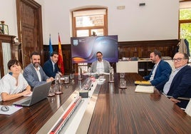 El alcalde de Mieres y el director del Museo del Ferrocarril, a la derecha, en la reunión con el presidente de Renfe, en el centro.