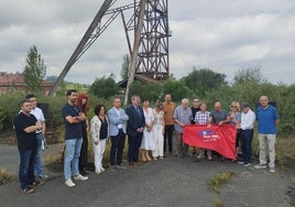 Militantes de IU, CC OO y jubilados de Mina La Camocha, junto a Ovidio Zapico, consejero de Ordenación del Territorio, Urbanismo, Vivienda y Derechos Ciudadanos, y el secretario de Estado de Memoria Democrática, Fernando Martínez López.