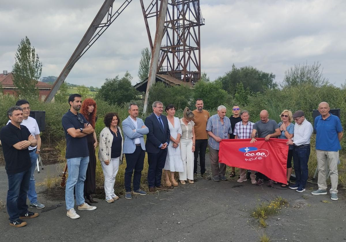Militantes de IU, CC OO y jubilados de Mina La Camocha, junto a Ovidio Zapico, consejero de Ordenación del Territorio, Urbanismo, Vivienda y Derechos Ciudadanos, y el secretario de Estado de Memoria Democrática, Fernando Martínez López.