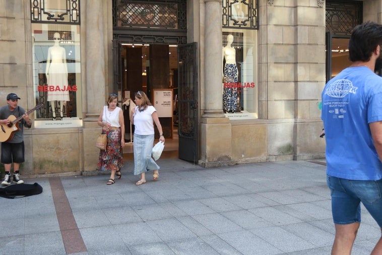 Una de las tiendas de la calle Corrida con el cartel de rebajas en su escaparate.