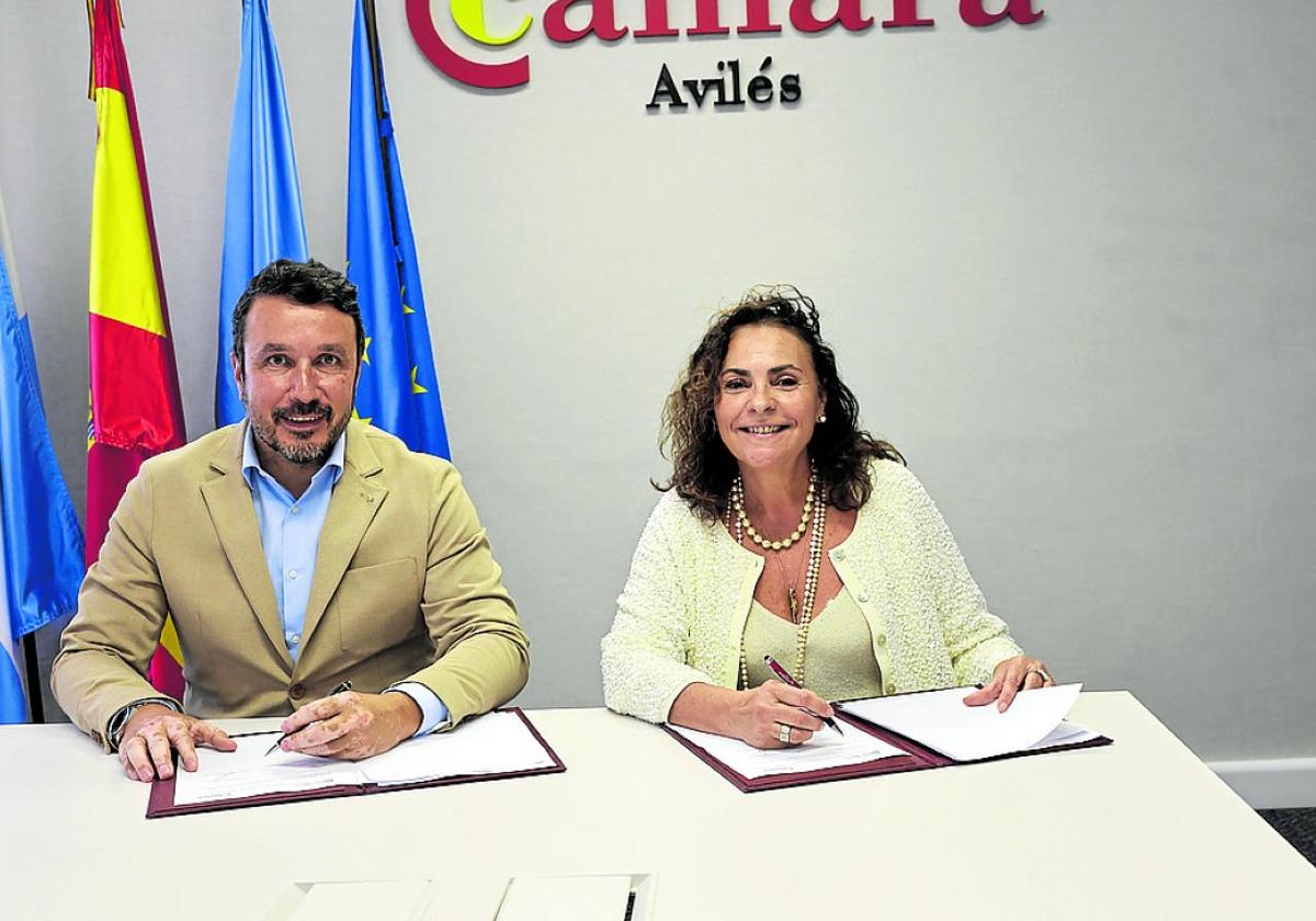 Daniel González y Luz Huerga de León firman el convenio de colaboración.