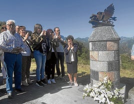 La familia de Isaac García, observando el monolito con la escultura, en la rampa de 'Saso', arropados por decenas de amigos, vecinos y camioneros