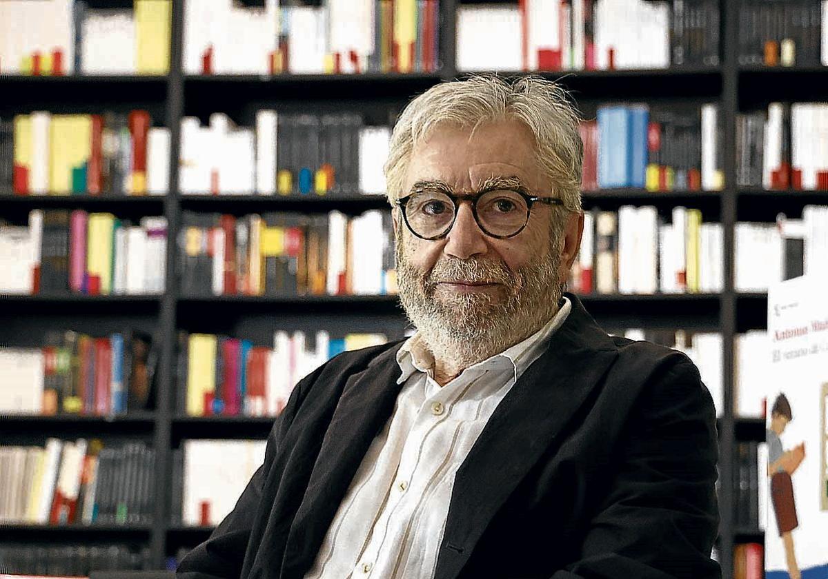 Antonio Muñoz Molina nos lleva al verano de su niñez en el que descubrió las aventuras del Quijote.