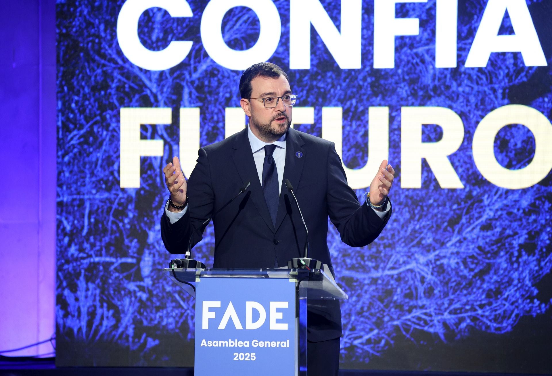 Adrián Barbón dice que la compra de El Tallerón «consolida las expectativas de crecimiento de la industria de defensa»