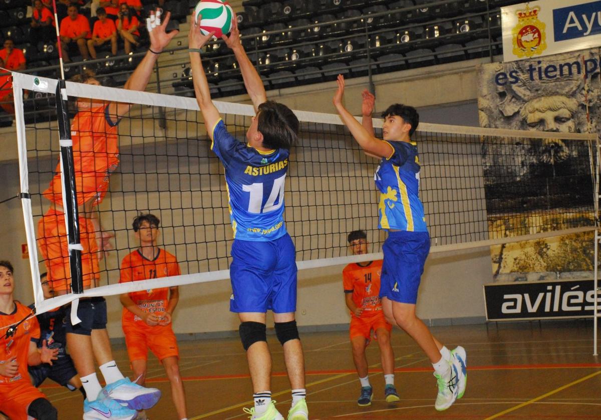 Un bloqueo de una de las selecciones asturianas masculinas, en el polideportivo del Quirinal.