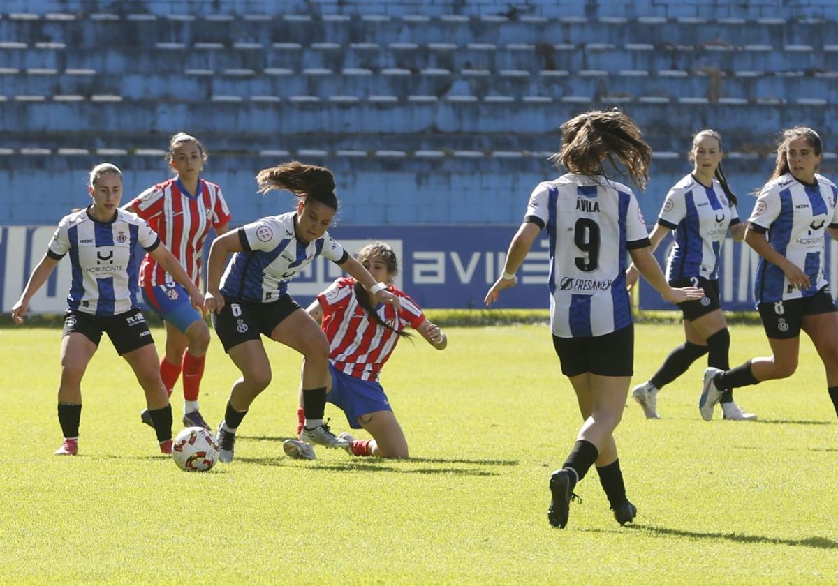 Carol, con el balón, es una de las jugadoras que no continúa en el Real Avilés.