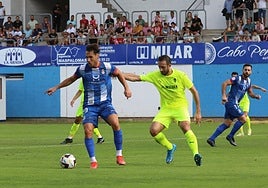 Pablo Espina y Cali Izquierdoz, en el Real Avilés-Sporting de la pretemporada 2022 en el Suárez Puerta.