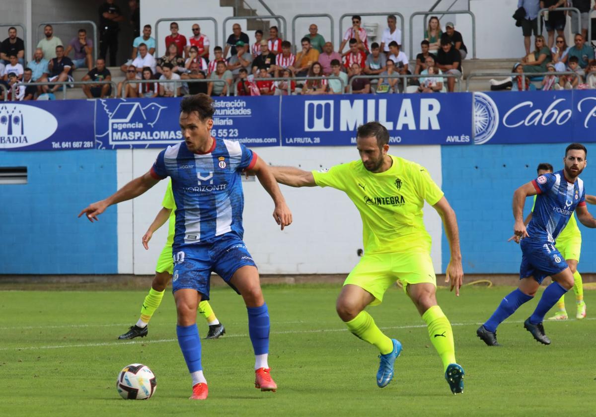 Pablo Espina y Cali Izquierdoz, en el Real Avilés-Sporting de la pretemporada 2022 en el Suárez Puerta.