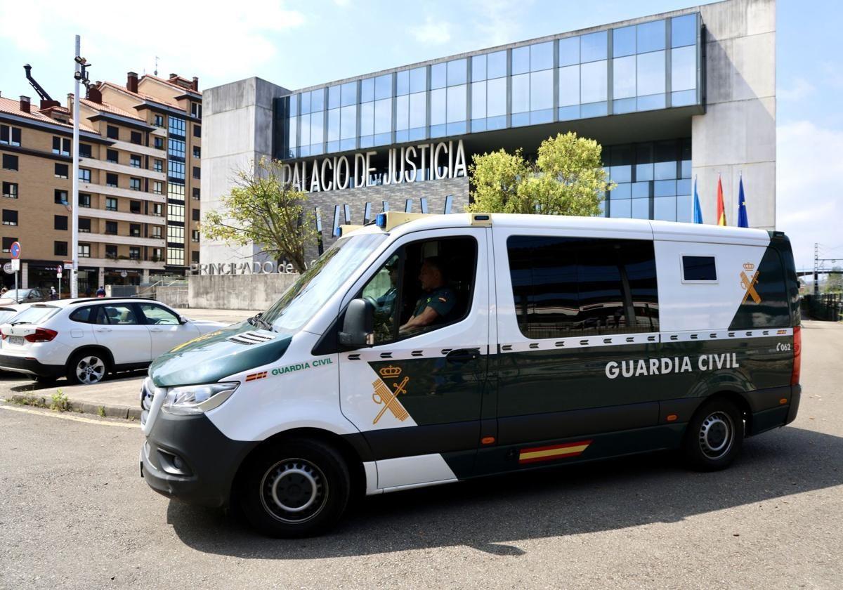 El furgón de la Guardia Civil, durante el traslado del detenido a la cárcel de Asturias.