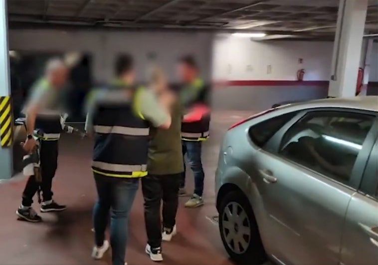 La Policía, con uno de los arrestados y armas de fuego que le fueron incautadas.