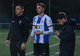 Geni, a la izquierda, esta temporada en el banquillo del Real Avilés B.