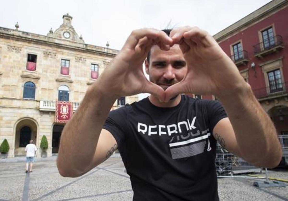 Saúl Craviotto, en la plaza Mayor de Gijón, donde ofreció el pregón de la Semana Grande en 2018.