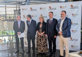 De derecha a izquierda, Carlos Paniceres (Cámara de Oviedo), David González (Sekuens), Leticia García (consejera de Industria de Castilla y Léon), Carlos Fernández (consejero de Economía de Castilla y León) y Javier Vega (Consejo de Cámaras de Castilla y León), en el Instituto para la Competitividad Empresarial de Castilla y Léon.