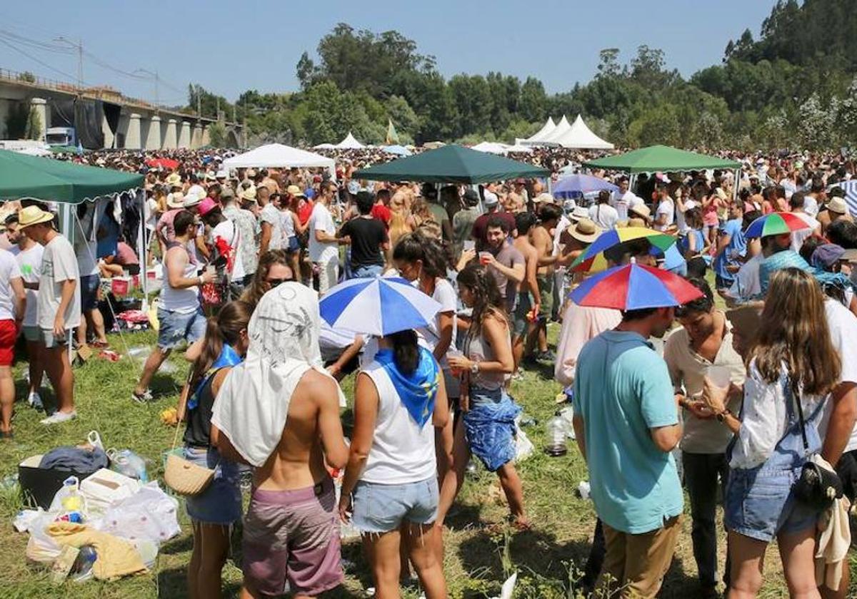 Miles de personas disfrutan de la fiesta del Xiringüelu en una jornada marcada por el intenso calor, en una edición pasada