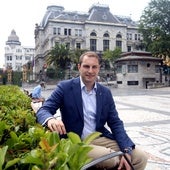 Adrián Pumares, en uno de los bancos del Paseo de los Álamos, con la Junta General al fondo