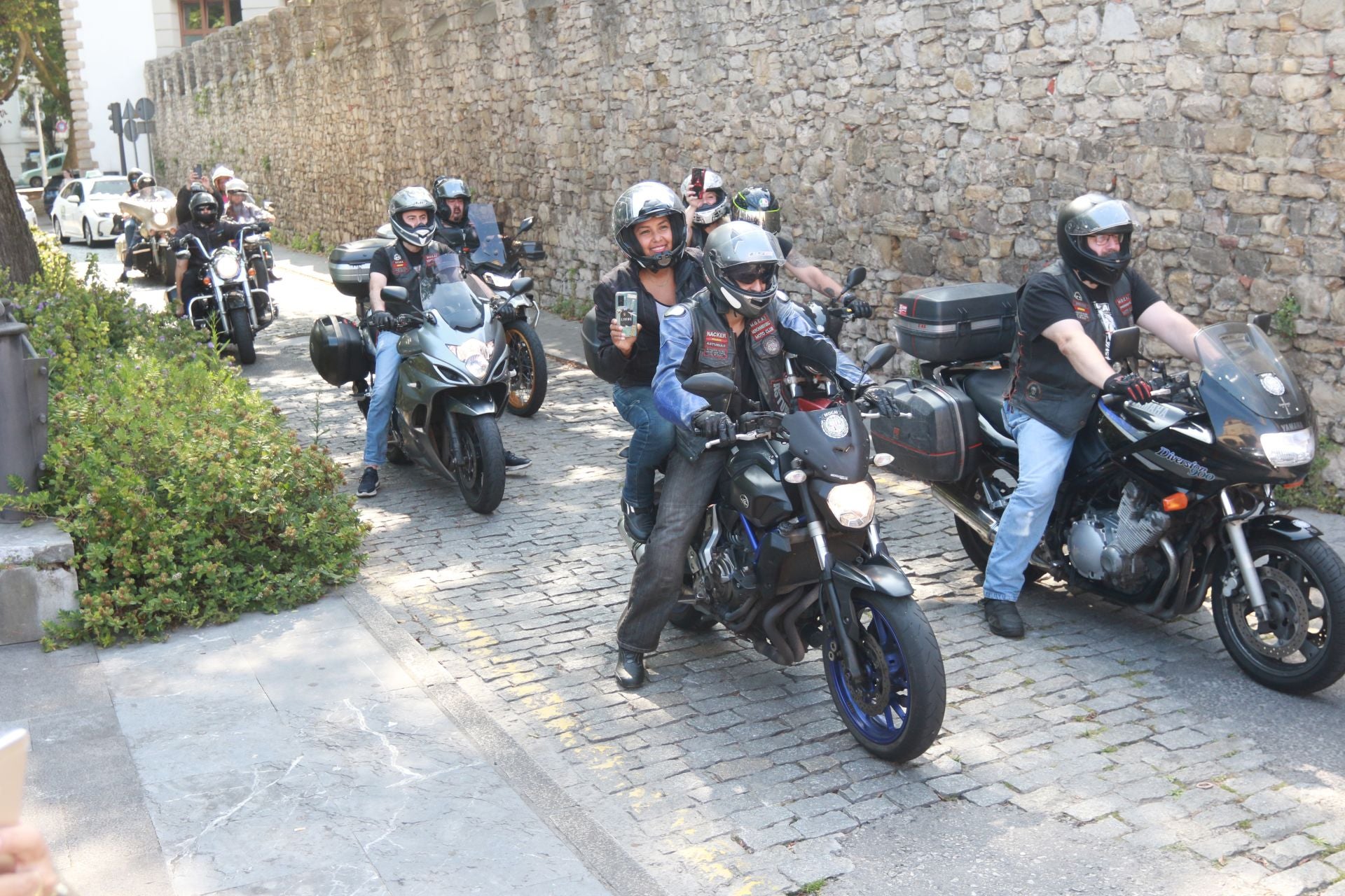En Harley, vestida de blanco hasta la iglesia de San Pedro: gran boda motera en Gijón