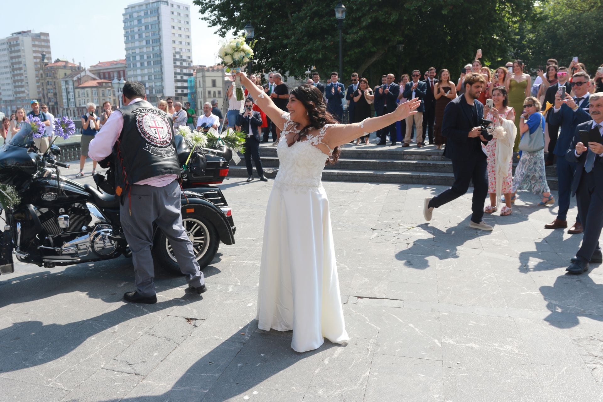 En Harley, vestida de blanco hasta la iglesia de San Pedro: gran boda motera en Gijón