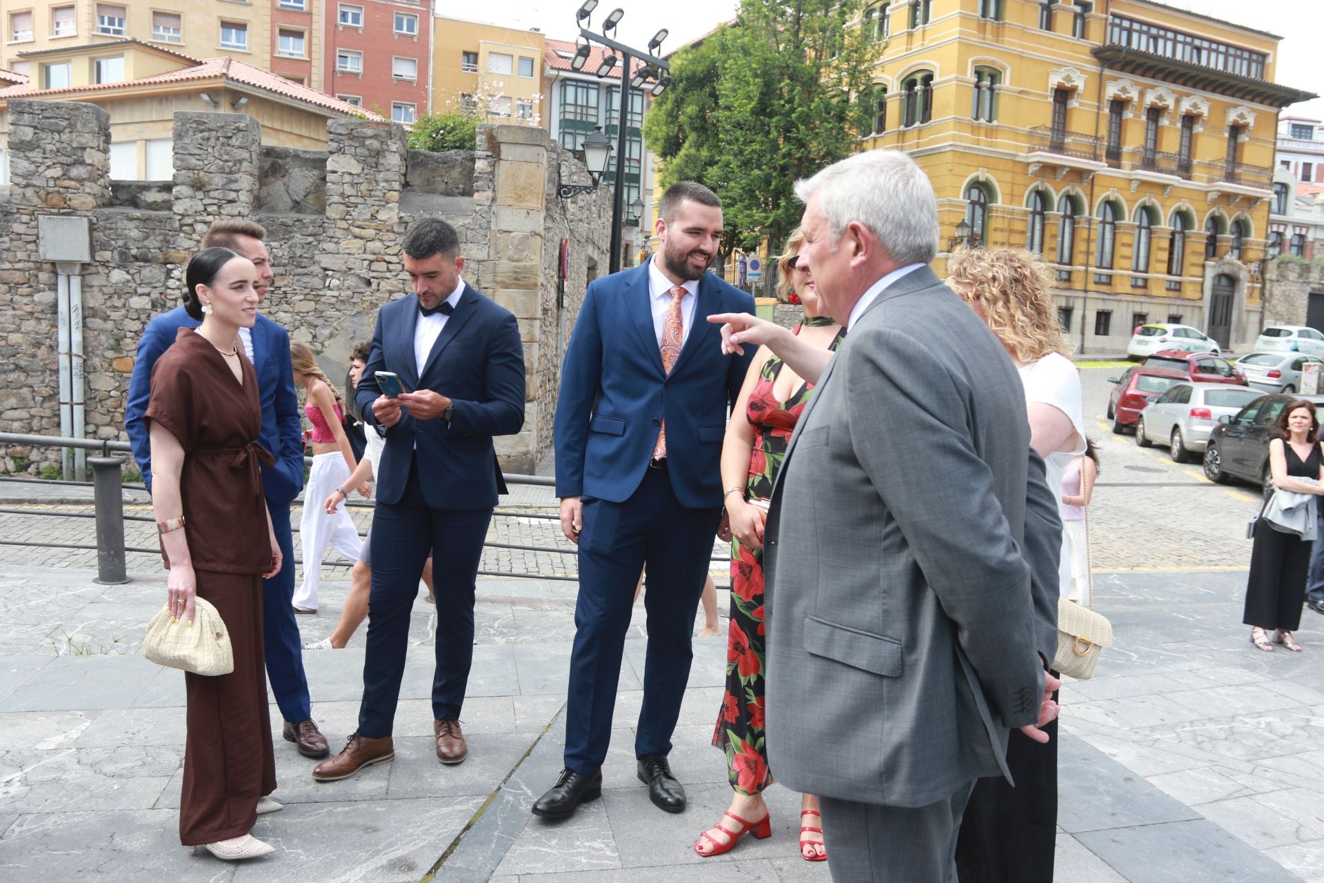 En Harley, vestida de blanco hasta la iglesia de San Pedro: gran boda motera en Gijón