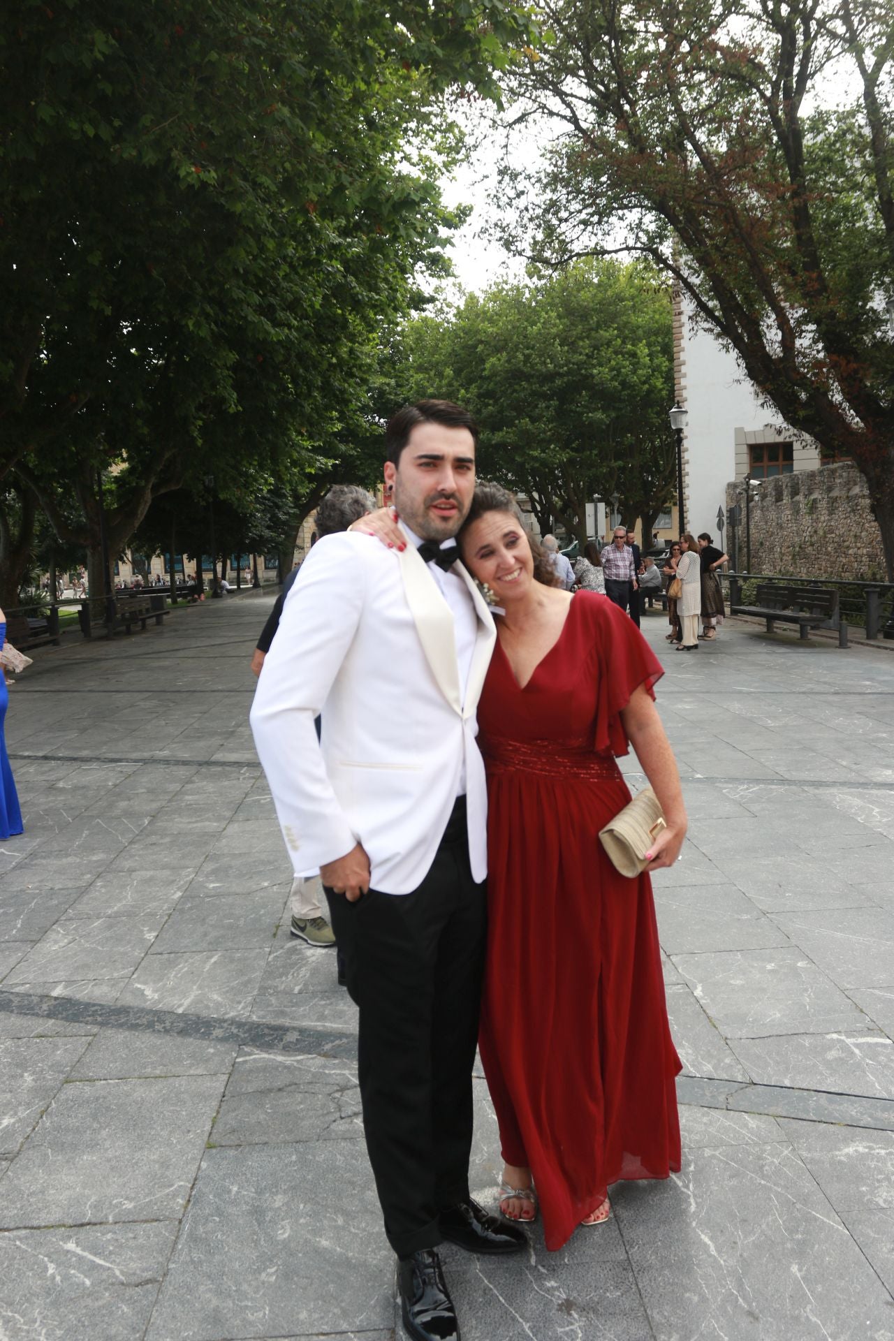 En Harley, vestida de blanco hasta la iglesia de San Pedro: gran boda motera en Gijón