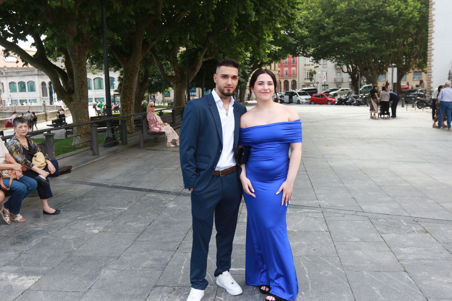 En Harley, vestida de blanco hasta la iglesia de San Pedro: gran boda motera en Gijón