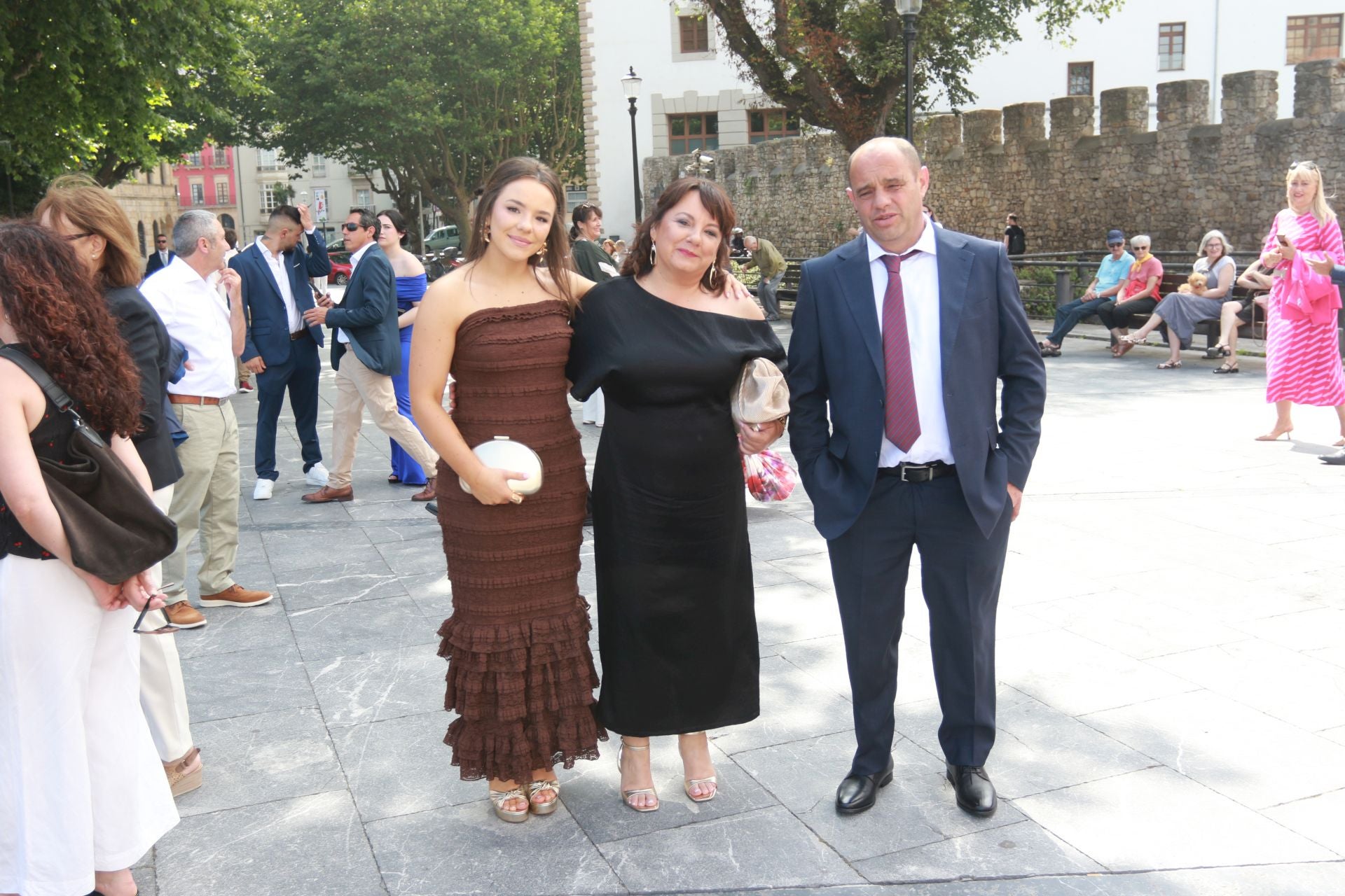 En Harley, vestida de blanco hasta la iglesia de San Pedro: gran boda motera en Gijón