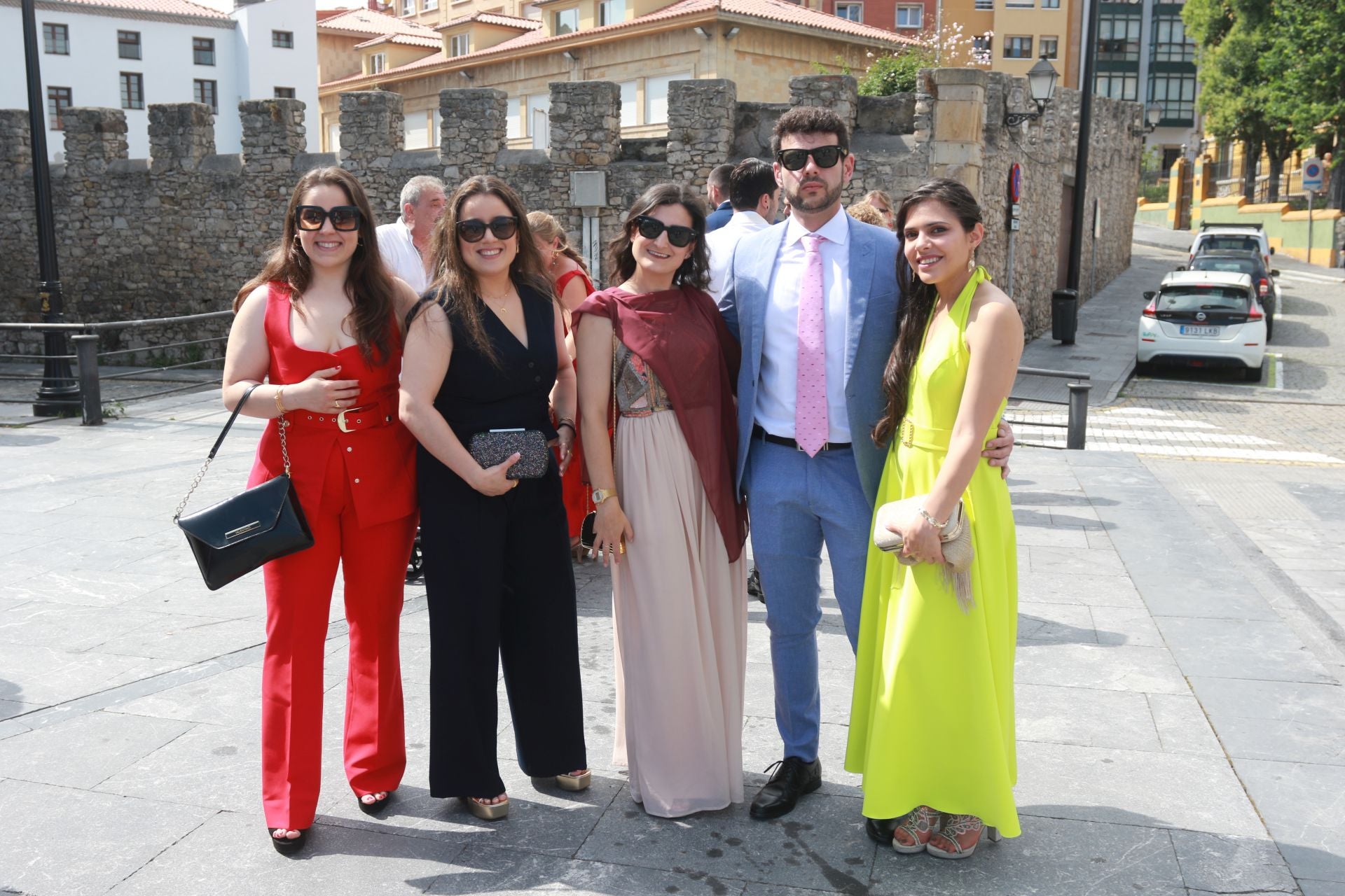 En Harley, vestida de blanco hasta la iglesia de San Pedro: gran boda motera en Gijón