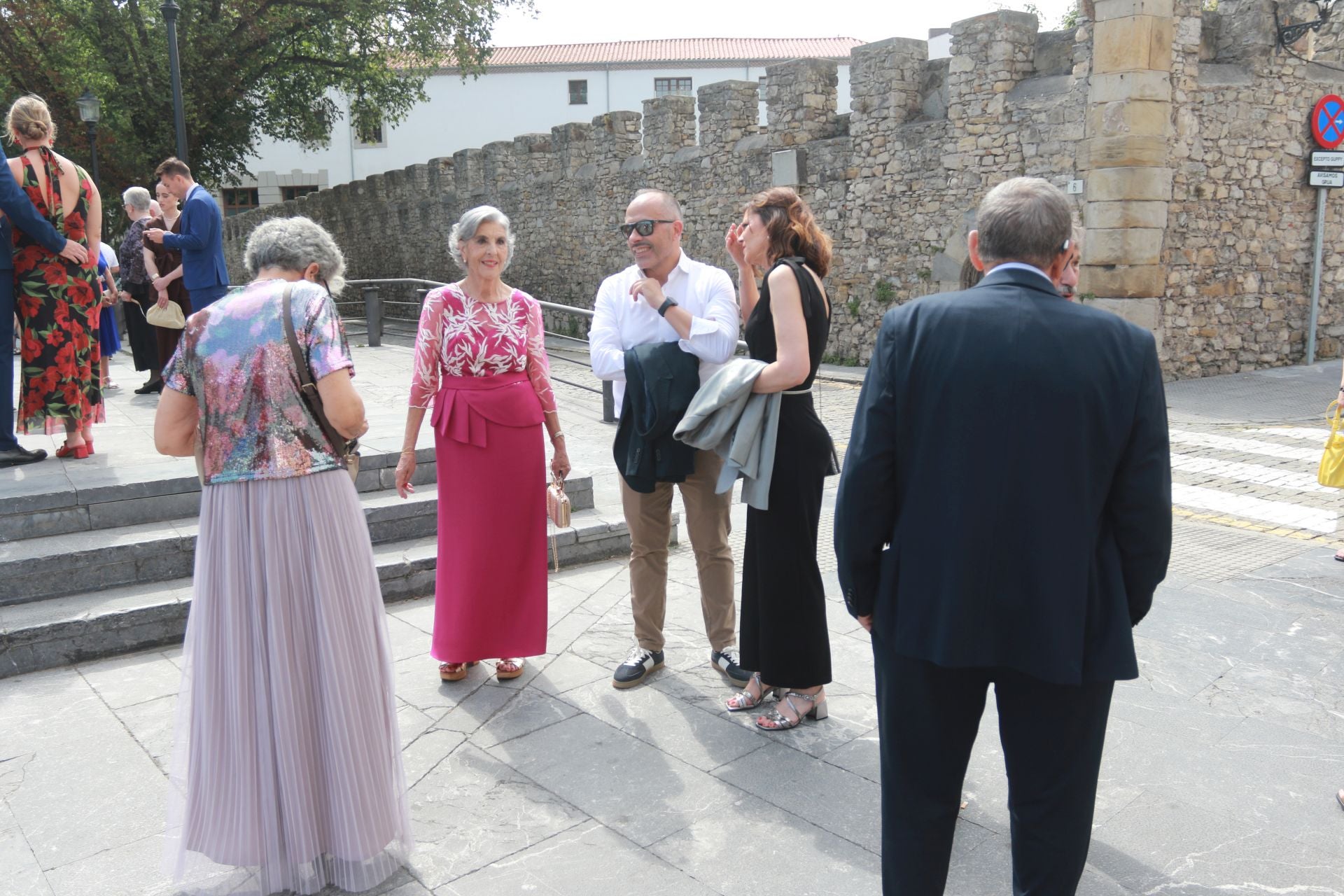 En Harley, vestida de blanco hasta la iglesia de San Pedro: gran boda motera en Gijón