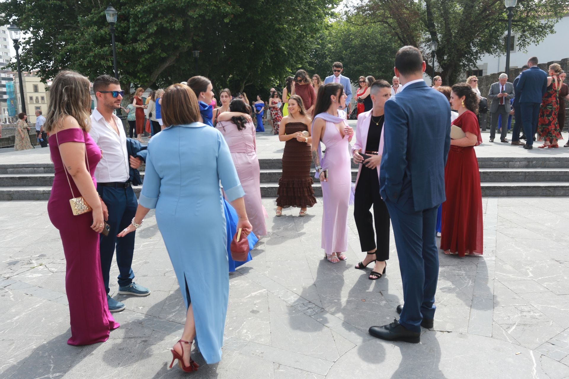 En Harley, vestida de blanco hasta la iglesia de San Pedro: gran boda motera en Gijón