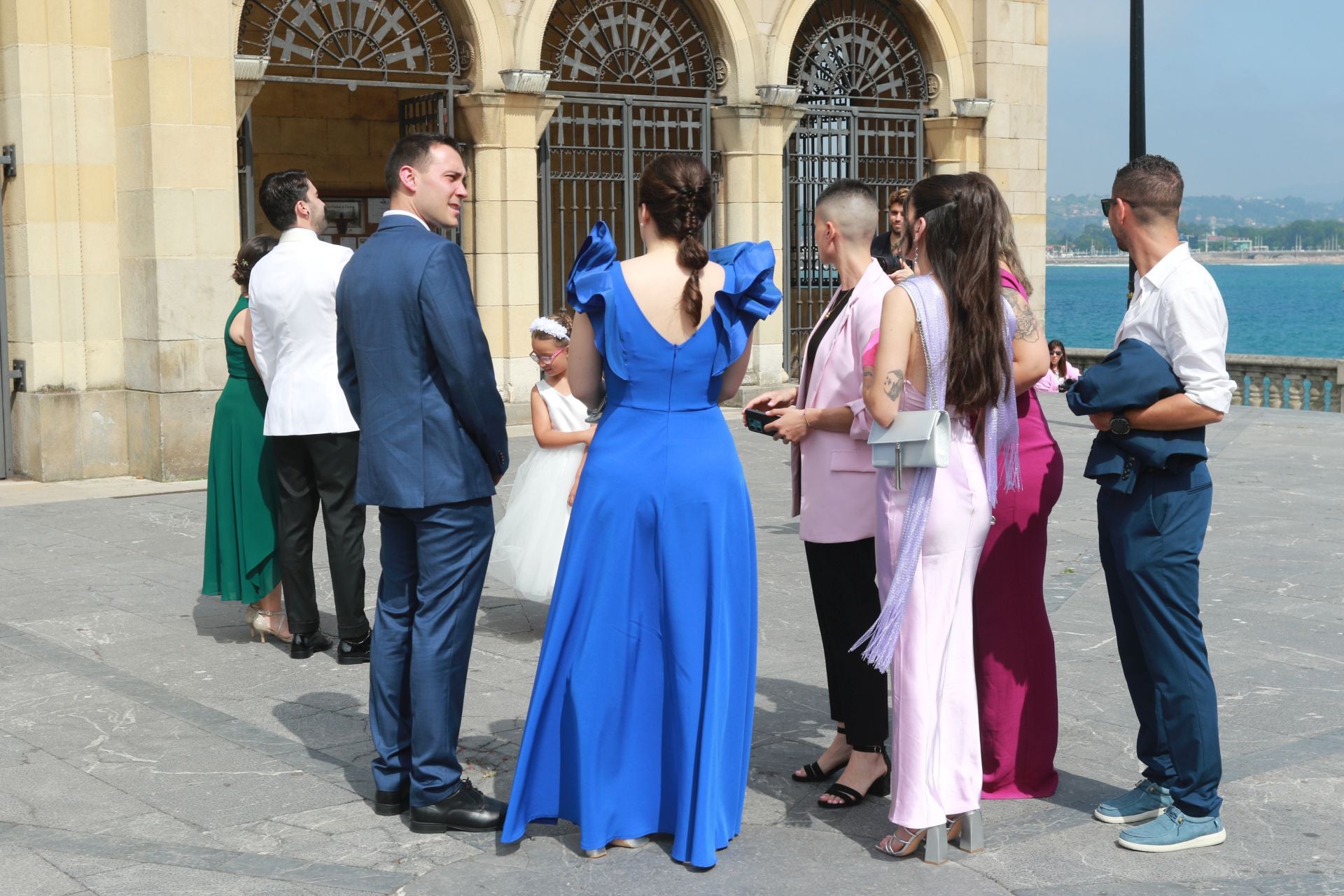 En Harley, vestida de blanco hasta la iglesia de San Pedro: gran boda motera en Gijón