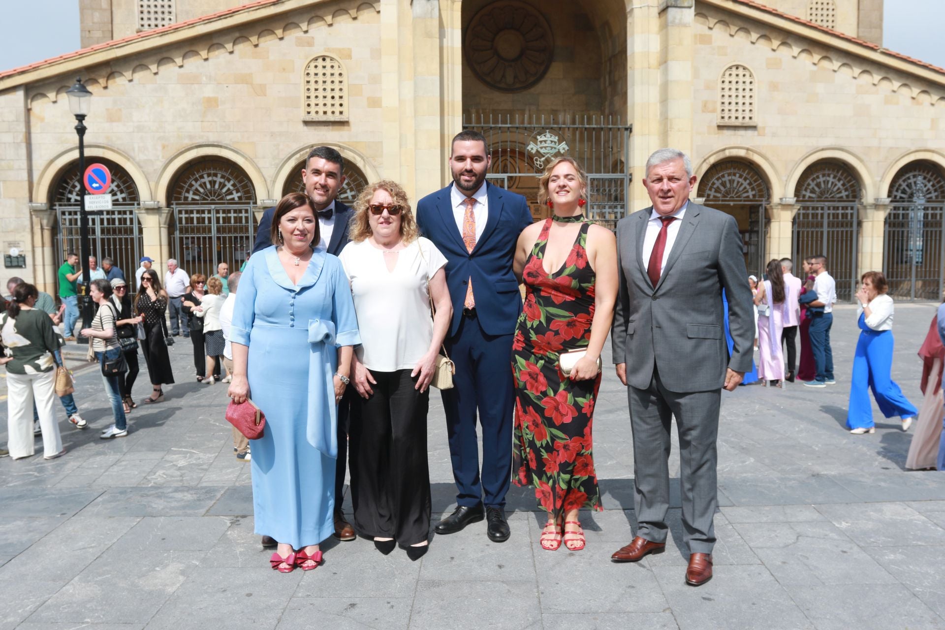 En Harley, vestida de blanco hasta la iglesia de San Pedro: gran boda motera en Gijón