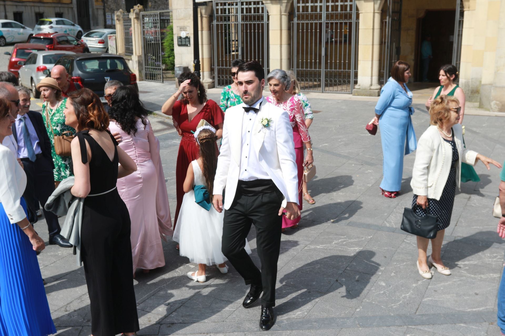 En Harley, vestida de blanco hasta la iglesia de San Pedro: gran boda motera en Gijón