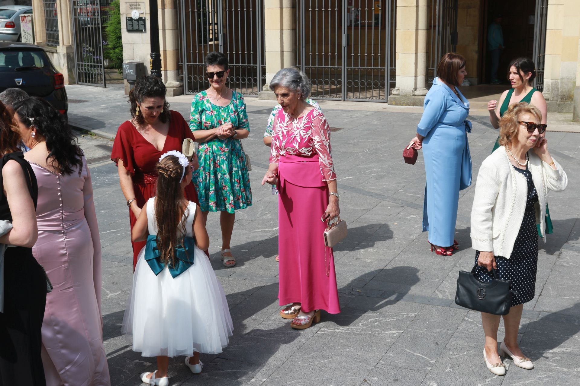 En Harley, vestida de blanco hasta la iglesia de San Pedro: gran boda motera en Gijón