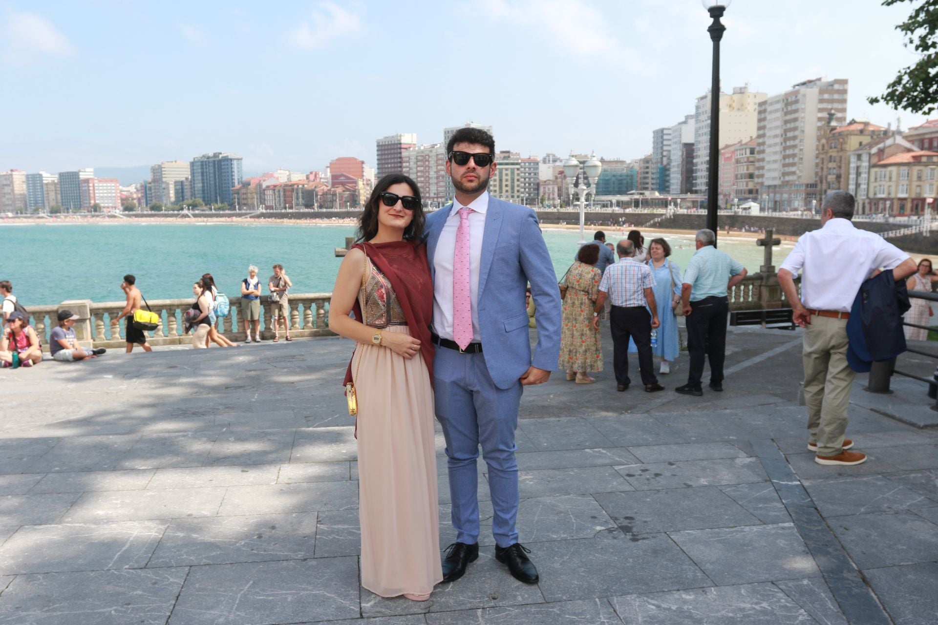 En Harley, vestida de blanco hasta la iglesia de San Pedro: gran boda motera en Gijón