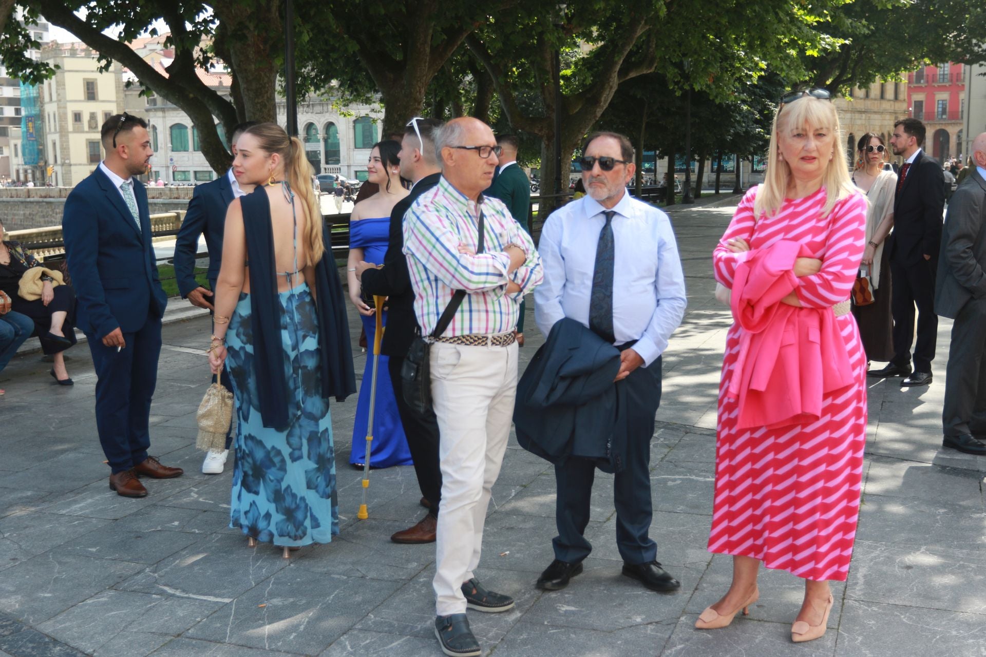 En Harley, vestida de blanco hasta la iglesia de San Pedro: gran boda motera en Gijón