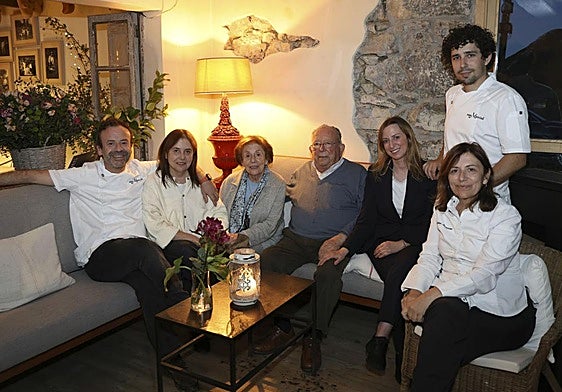 Nacho Manzano junto a su hermana Olga; sus padres, Olga y Marcial; sus otras dos hermanas, Sandra y Esther y, de pie, su sobrino Jesús.