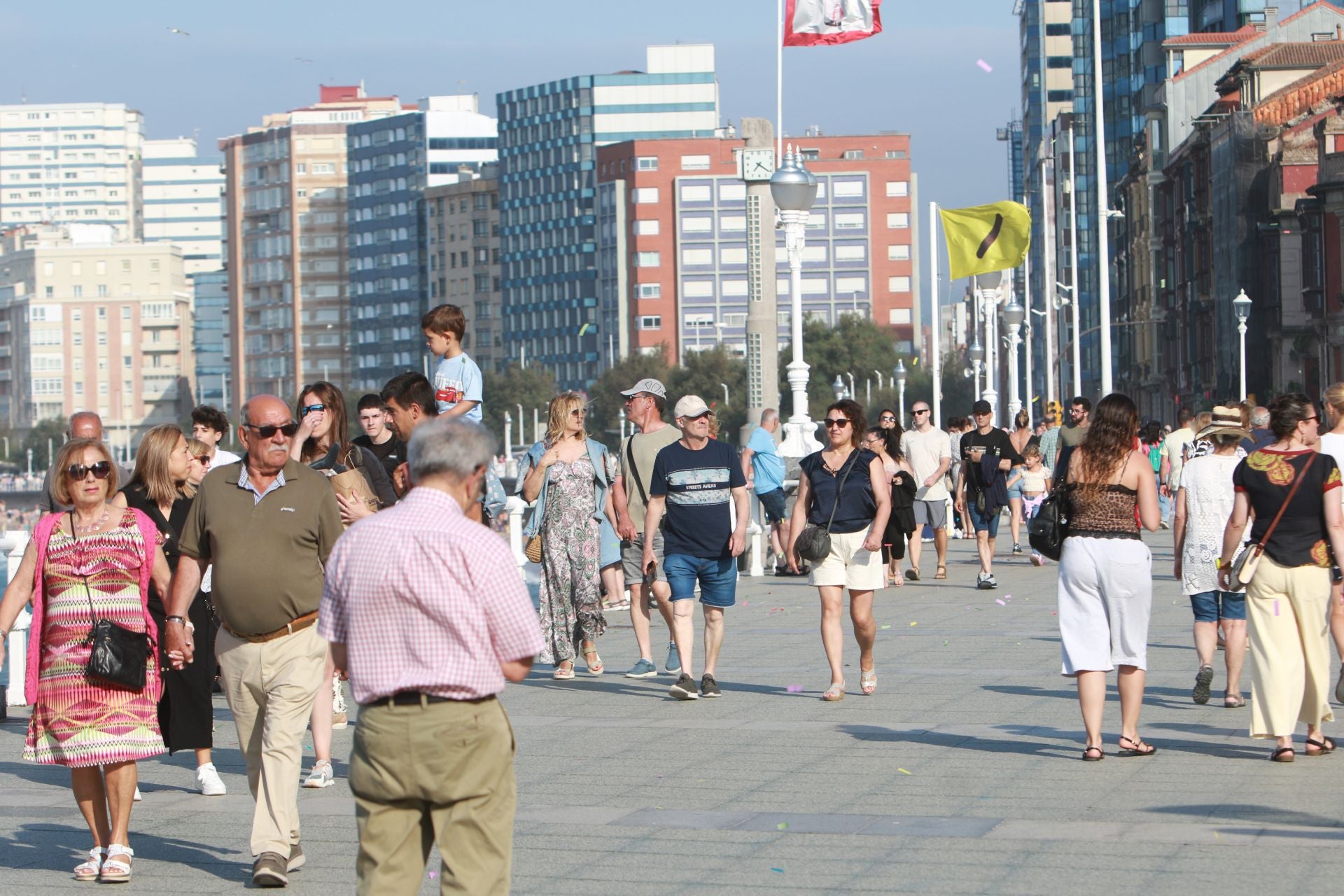 Sol, calor, playa y terrazas llenas en Asturias
