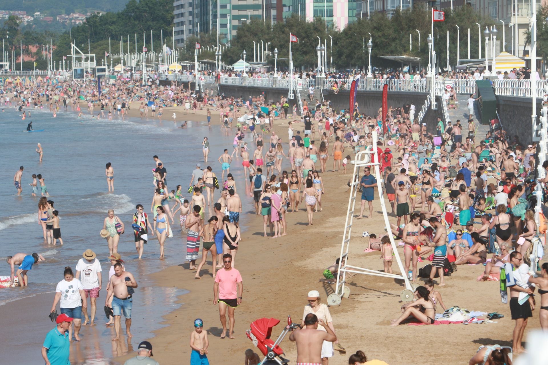 Sol, calor, playa y terrazas llenas en Asturias