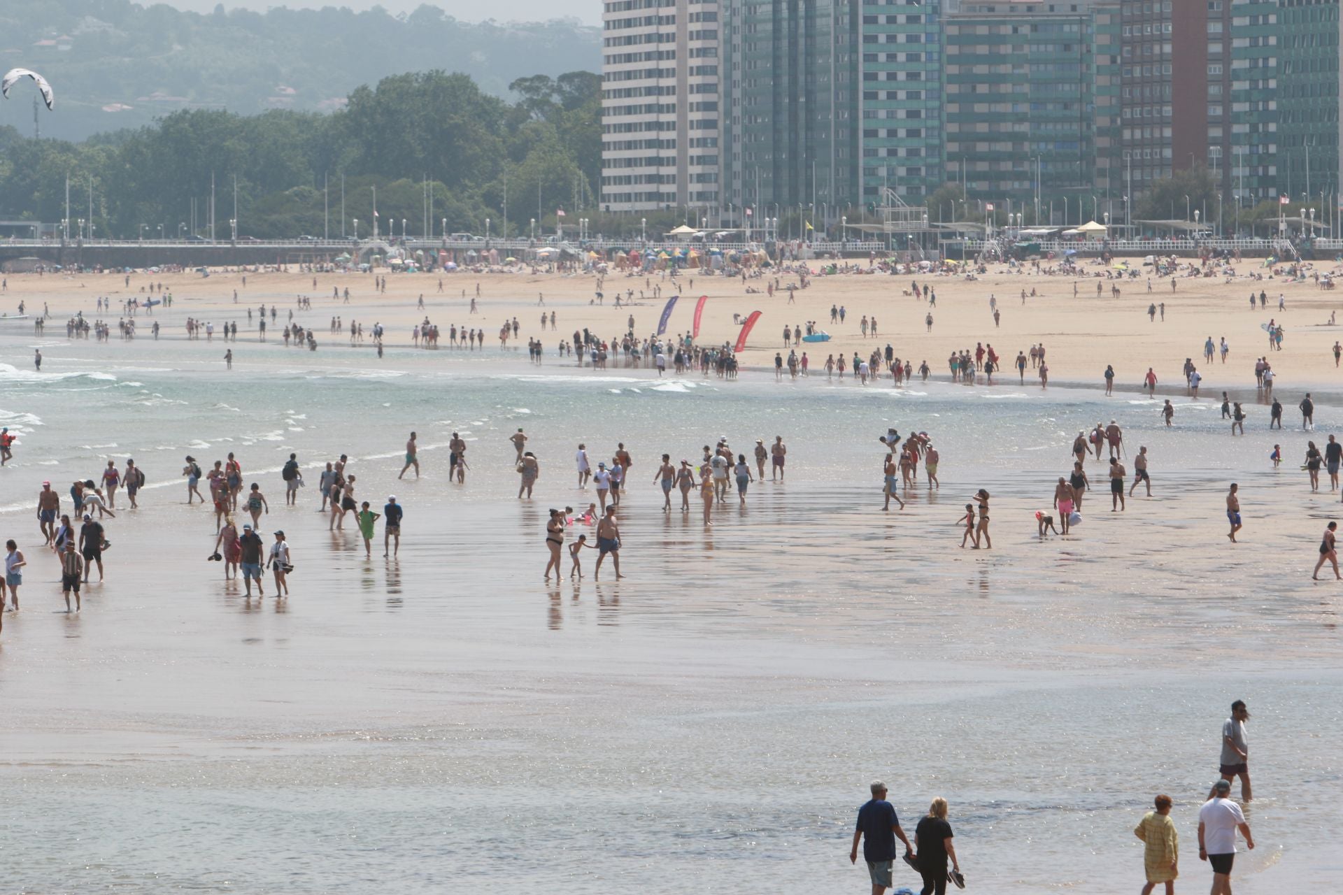 Sol, calor, playa y terrazas llenas en Asturias