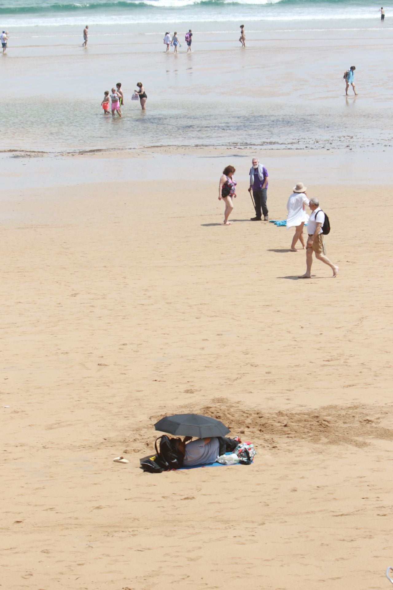 Sol, calor, playa y terrazas llenas en Asturias