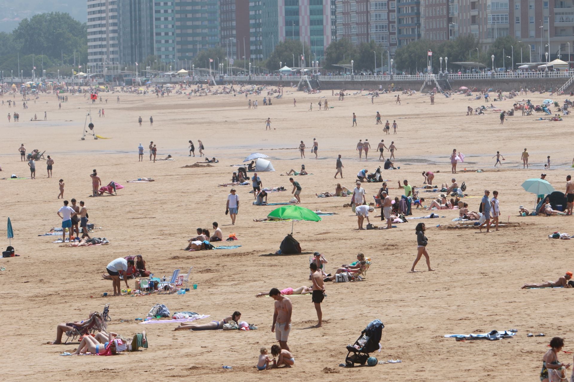 Sol, calor, playa y terrazas llenas en Asturias