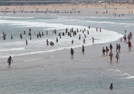 Sol, calor, playa y terrazas llenas en Asturias