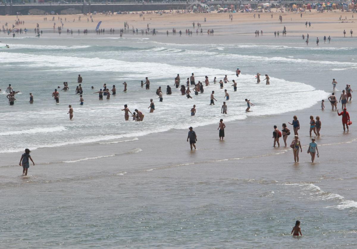 Sol, calor, playa y terrazas llenas en Asturias