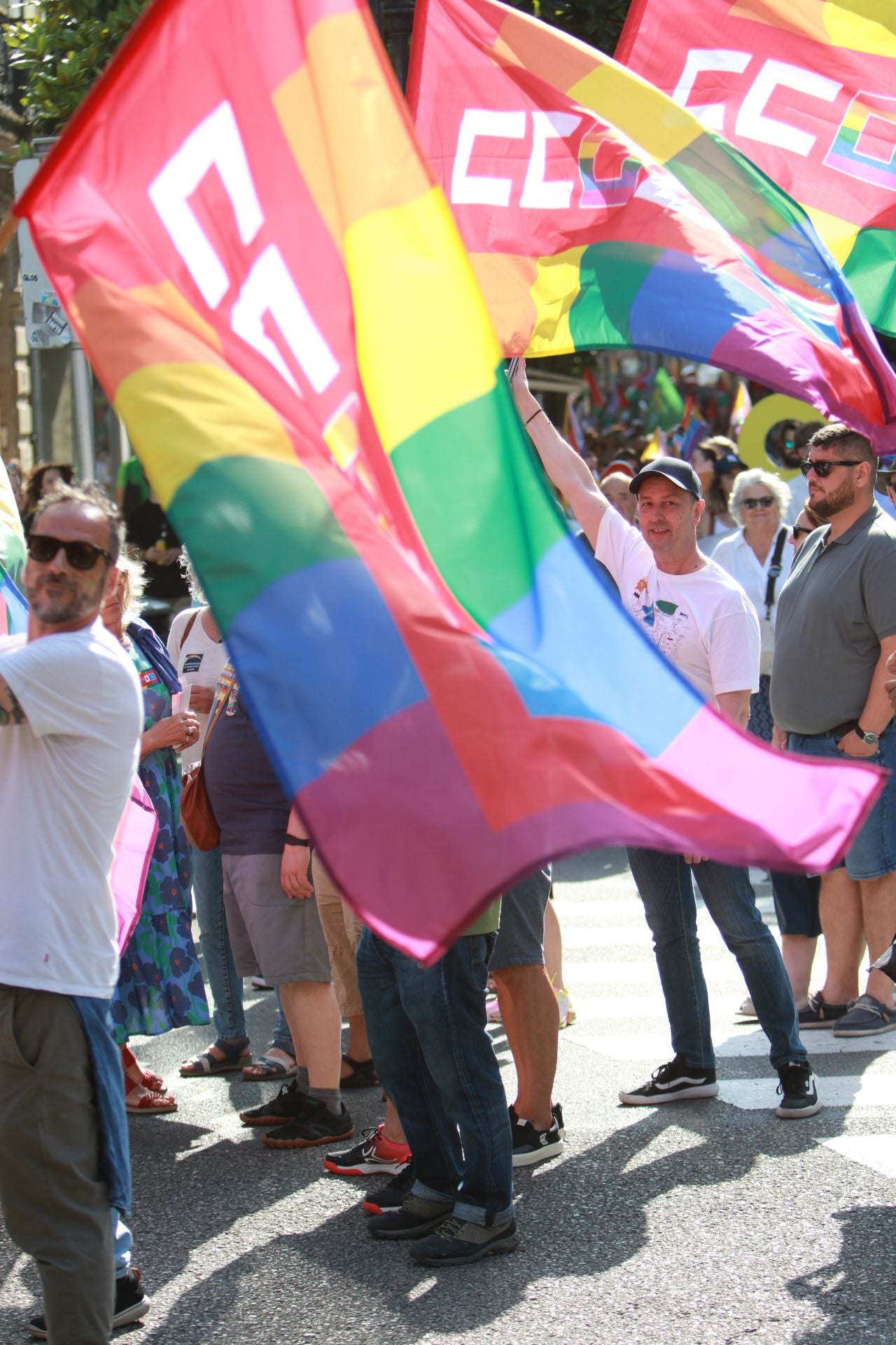 Fotos: Multitudinaria manifestación por los derechos LGTBIQ+, en Gijón