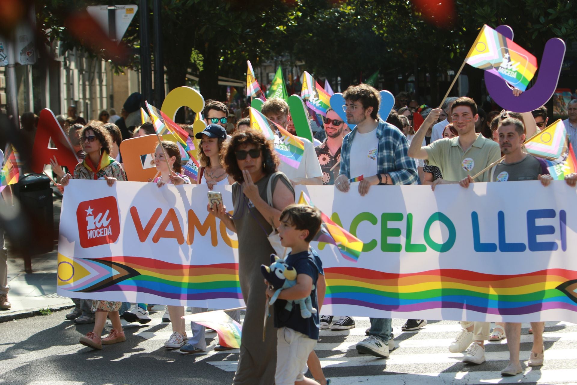Fotos: Multitudinaria manifestación por los derechos LGTBIQ+, en Gijón
