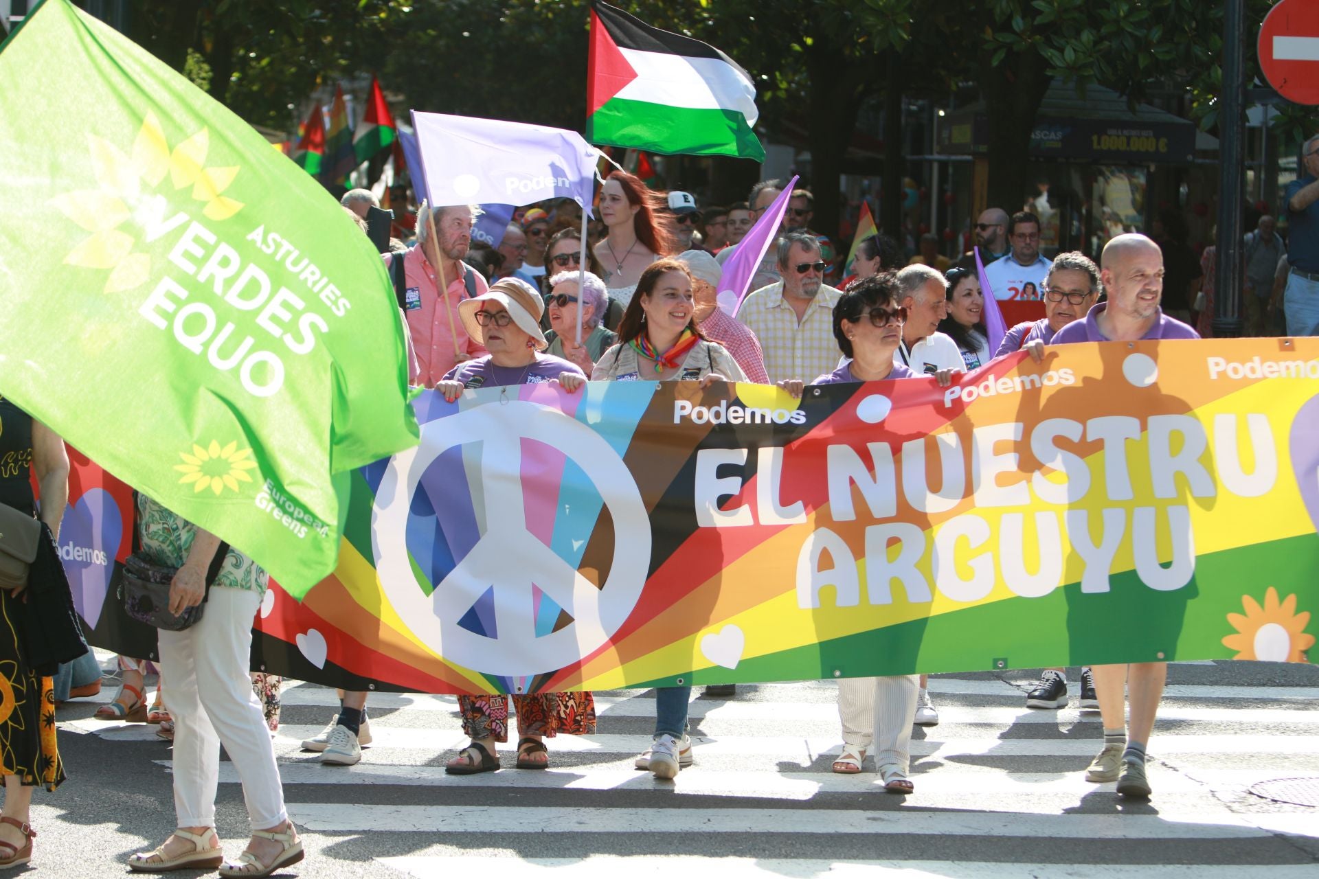 Fotos: Multitudinaria manifestación por los derechos LGTBIQ+, en Gijón